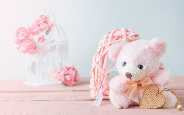 柔软的泰迪熊和复古的心在柔和的背景和散景灯。情人节、国际妇女节和生日贺卡。本空间图片下载