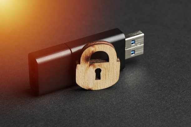 数字安全的电子隐私数据概念。黑暗的喜怒无常的照片。黑色u盘与木锁在哑光背景图片下载