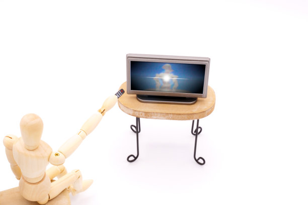 一个用遥控器关掉电视的绘图娃娃图片下载