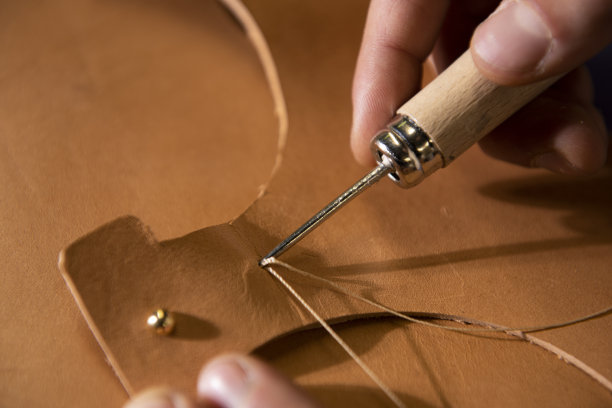 缝制皮革的工匠图片下载