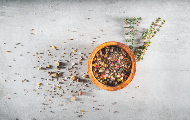 香料在碗里。用于烹调食物的混合或各种干谷物烹饪图片下载