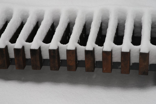 用木头做的长凳，上面覆盖着一层雪图片下载
