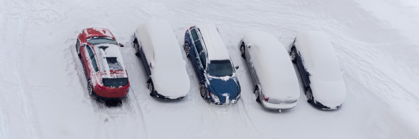 停车场上的汽车被大雪堆覆盖着图片下载