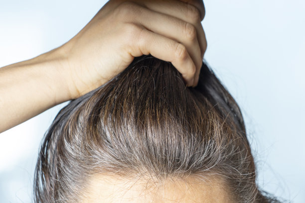 白发苍苍的中年白人妇女的头。近距离图片下载