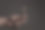 在黑暗的背景下，男人的手指中燃烧着火柴图片下载