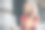 无忧无虑的女性影响博主梦想着社会网络流行，而坐在城市的城市设置，快乐的白人嬉皮士女孩与现代触摸板在手里看着别处和微笑图片下载