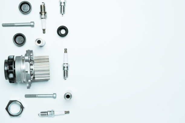 汽车发动机零部件。白色背景上的汽车机械备件或汽车零件。一套新的金属汽车零件。平铺，俯视图，拷贝空间。图片下载