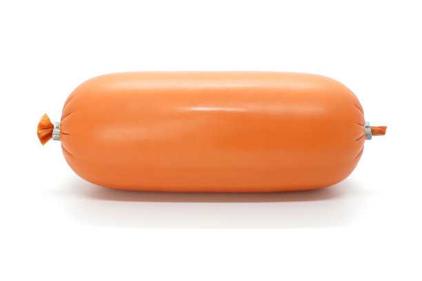 香肠，火腿或意大利腊肠包装隔离在白色背景。一个包。侧视图。图片下载