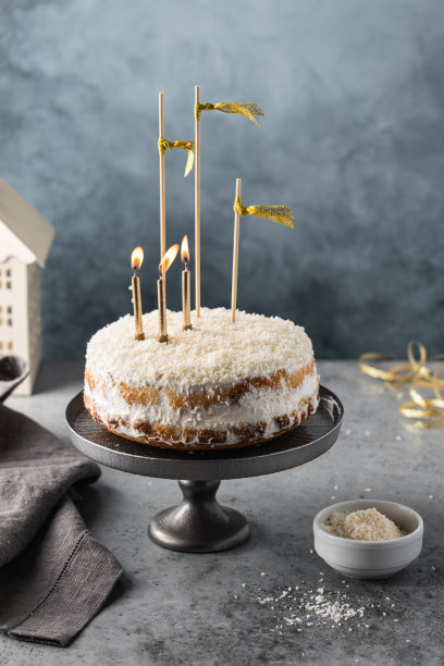 带有蜡烛和装饰的节日蛋糕图片下载