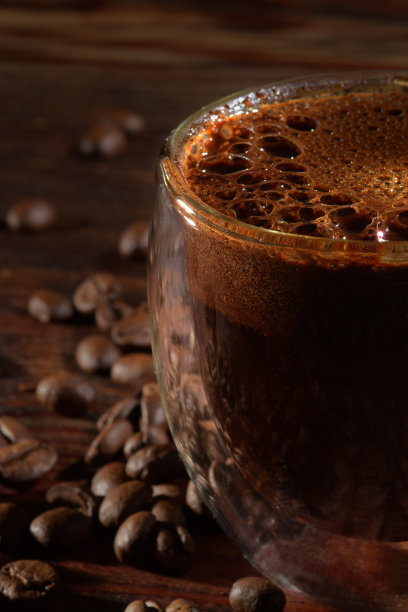 旧木桌上放着热的黑咖啡和咖啡豆图片下载