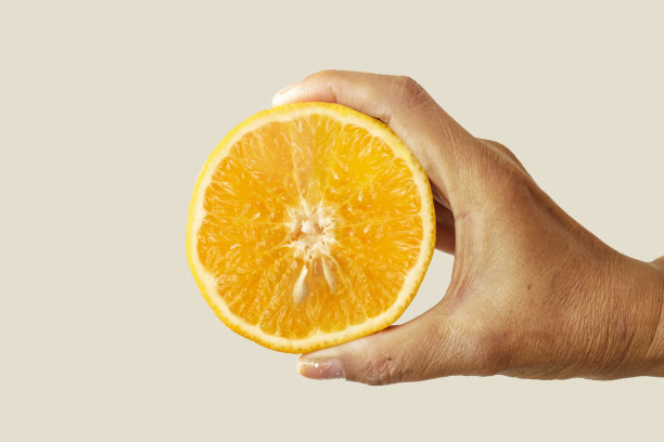 女人们正在挑选橘子和柠檬来制作果汁。图片下载