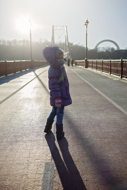 在冬天的一天，孩子走过一座桥，展望未来，计划和目标图片下载