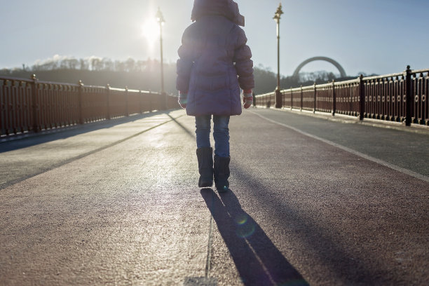 在冬天的一天，孩子走过一座桥，展望未来，计划和目标图片下载