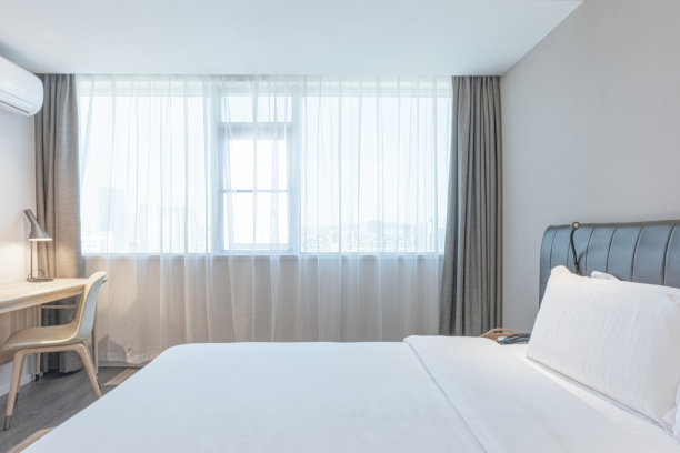 温暖干净的卧室，白色的床单和枕头图片下载