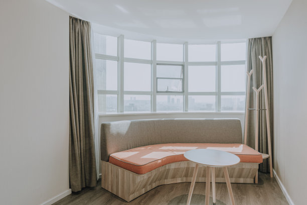 阳光明媚，舒适整洁的休闲沙发图片下载