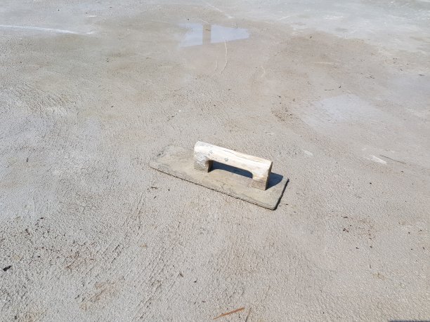 将水泥抹刀放在地板上。图片下载