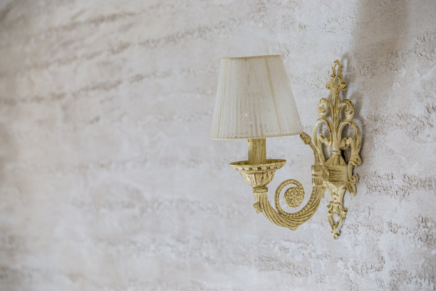 砖墙上挂着灯图片下载