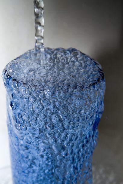 装满水的玻璃杯图片下载