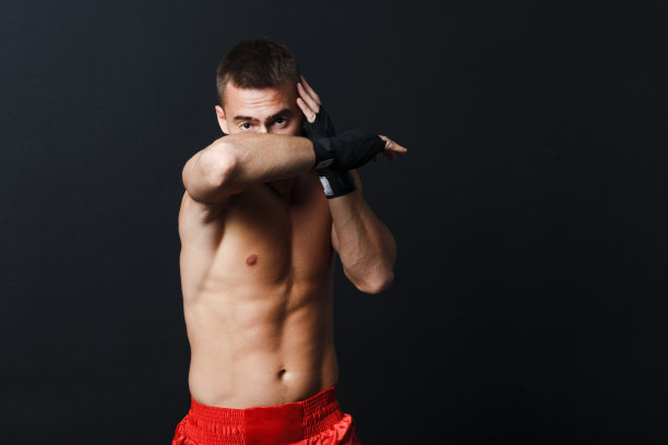 运动员泰拳男子拳击手姿态和肘击在黑色背景图片下载