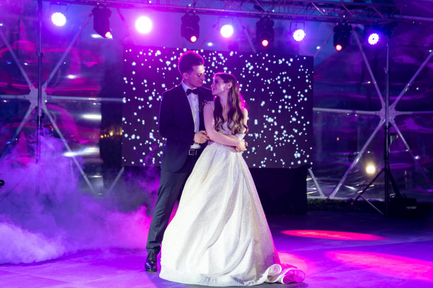 新娘和新郎跳婚礼上的第一支舞。图片下载