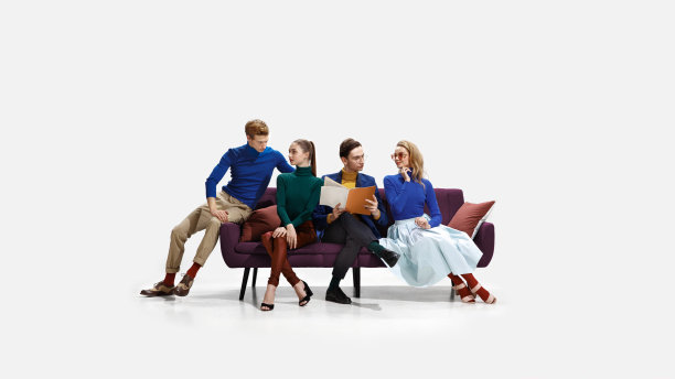 一群年轻美丽的人孤立地坐在白色背景。图片下载