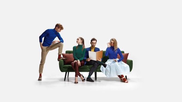 一群年轻漂亮的男人和女人在白色背景上摆出孤立的姿势。图片下载