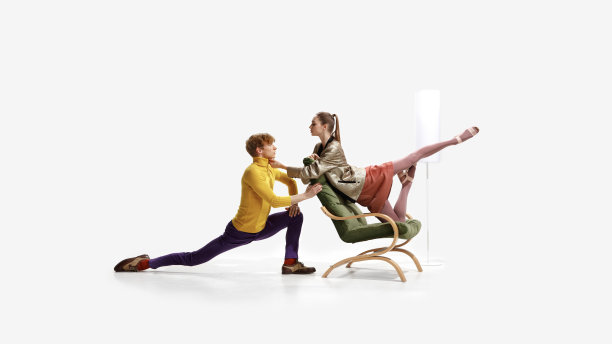 漂亮的年轻女孩和穿着鲜艳衣服的男人被孤立在白色的背景上。图片下载