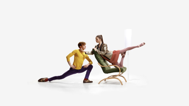 漂亮的年轻女孩和穿着鲜艳衣服的男人被孤立在白色的背景上。图片下载