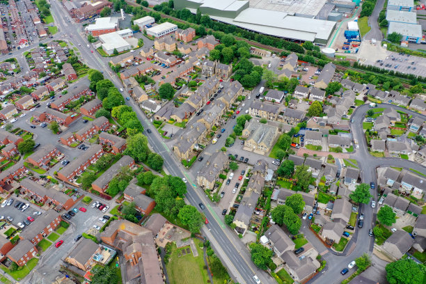 这是西约克郡利兹市帕德西村的航拍照片，展示了一个典型的英国住宅小区，摄于夏季炎热阳光明媚的一天图片下载