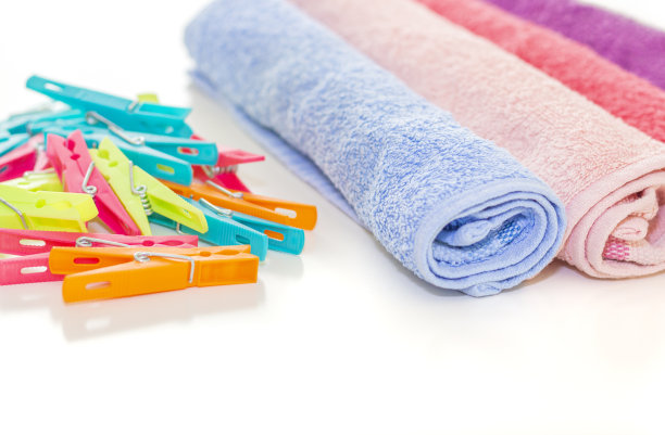 清洁和包裹毛巾和许多塑料衣夹在白色的表面-洗衣，清洁图片下载