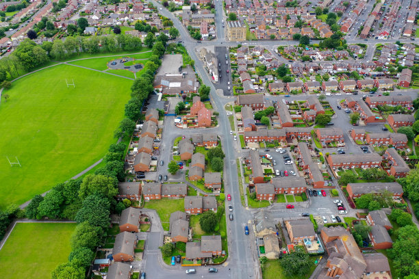 这是西约克郡利兹市帕德西村的航拍照片，展示了一个典型的英国住宅小区，摄于夏季炎热阳光明媚的一天图片下载