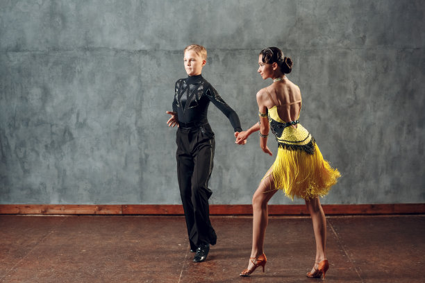 年轻的一对舞者跳交际舞恰恰。图片下载