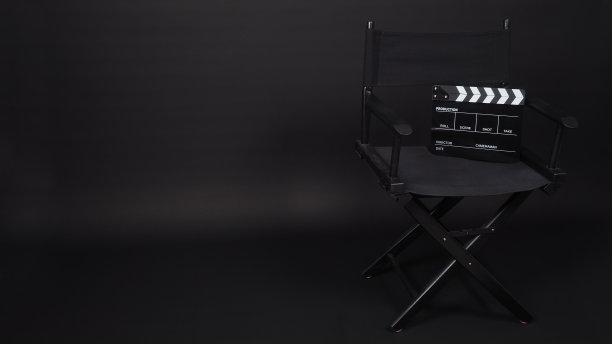 导演椅和黑色拍板或拍板或电影石板，用于视频制作，电影，电影工业上的黑色背景。图片下载