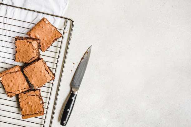 俯视图新烤的家做的布朗尼蛋糕切成方形在背架上。副本的空间。图片下载