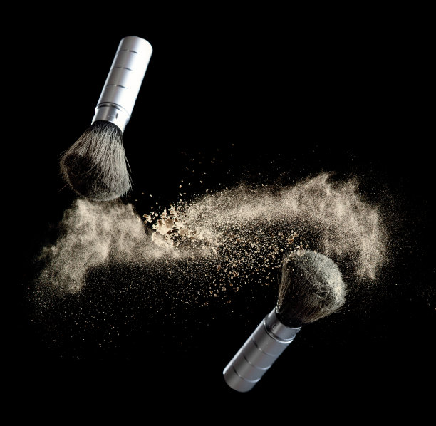 黄色粉沫和化妆刷用于黑色背景图片下载