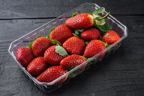 新鲜的红草莓，黑色的木桌背景图片下载