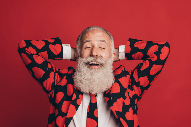 照片中的兴高采烈的困倦老人双手抱头闭着眼睛穿心印套装孤立红色背景图片下载