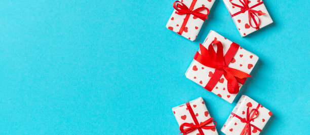 顶视图的礼品盒与红色的心在彩色的背景。情人节概念与拷贝空间图片下载