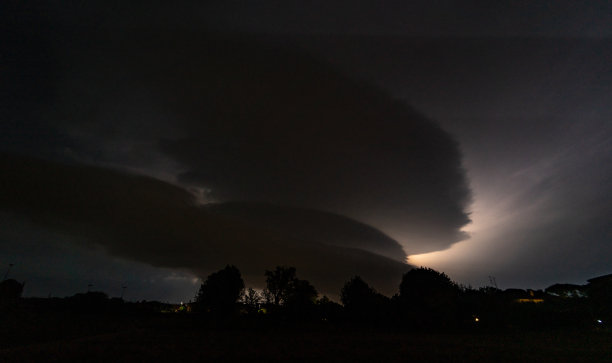 电闪雷鸣的春雨图片下载