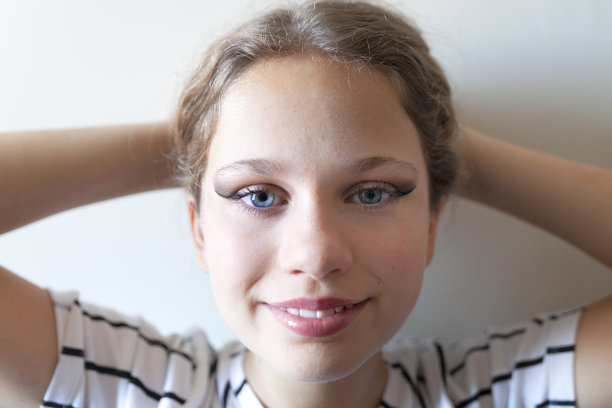 年轻女孩与蓝色眼睛肖像图片下载