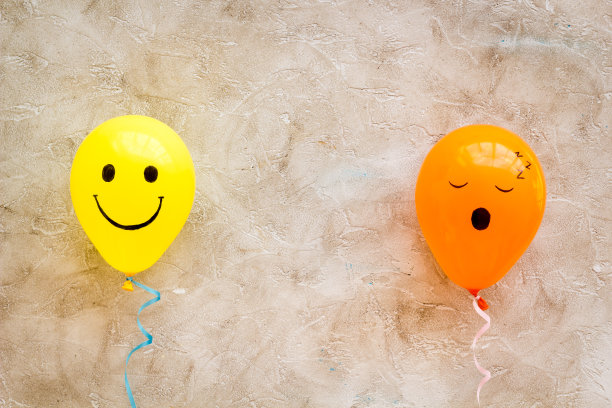 情感概念-快乐和超负荷的彩色气球上的睡意图片下载