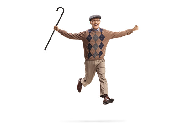 快乐和兴奋的老人与一根手杖跳跃和微笑图片下载