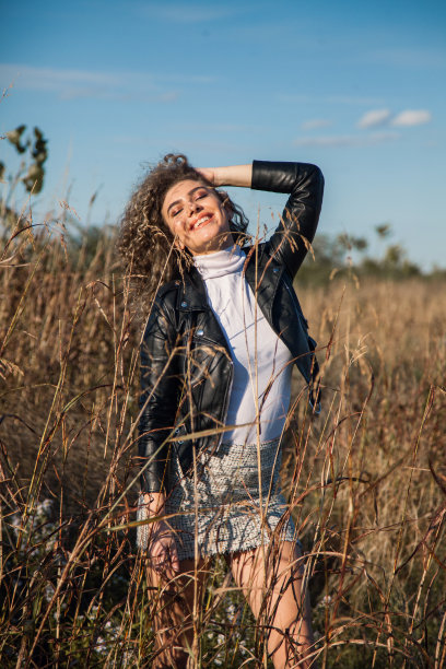 年轻女孩的肖像与卷发在自然图片下载