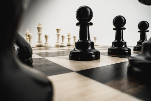 在国际象棋棋盘上的棋子的微距照片图片下载