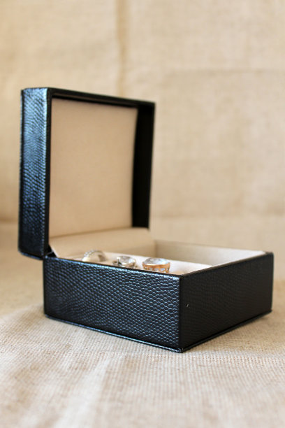 美丽的打开黑色皮革首饰盒天鹅绒米色内饰接近图片下载