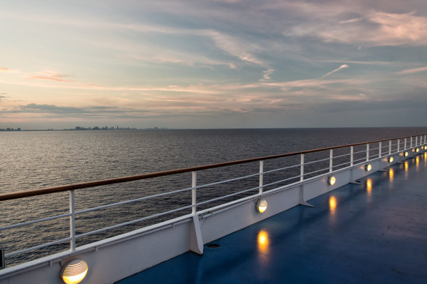 船在迈阿密，美国在蓝色的海在傍晚的天空。船在田园诗般的海景。水上旅行，远航，远行。暑假,旅游热。冒险,发现,旅行图片下载