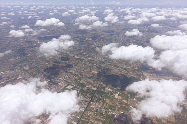 鸟瞰图蓝天和顶部云视图或多云图片下载