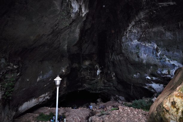 古老的天堂洞穴和教堂梅尔辛图片下载