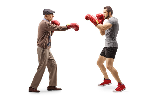 一个年轻人在运动服装训练箱与一个老人在休闲衣服的全长镜头图片下载