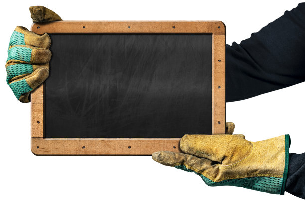 手持保护工作手套的手拿着空黑板图片下载